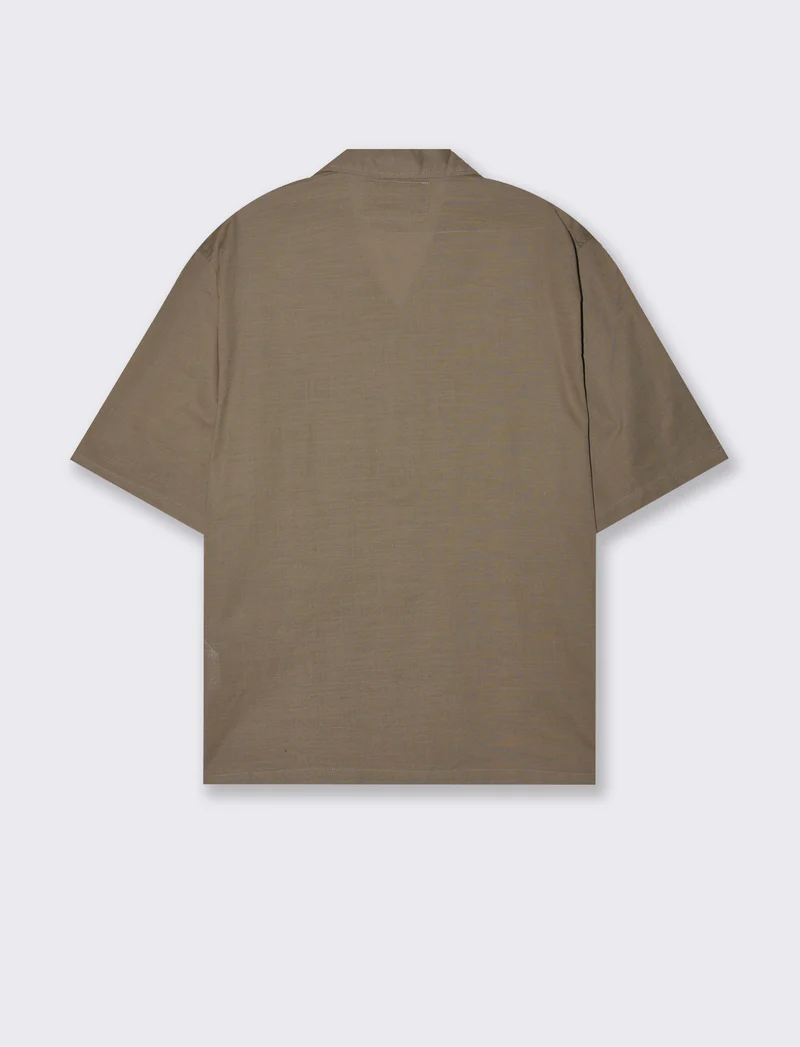 Camicia con ricami e doppio taschino da uomo - Grigio fango