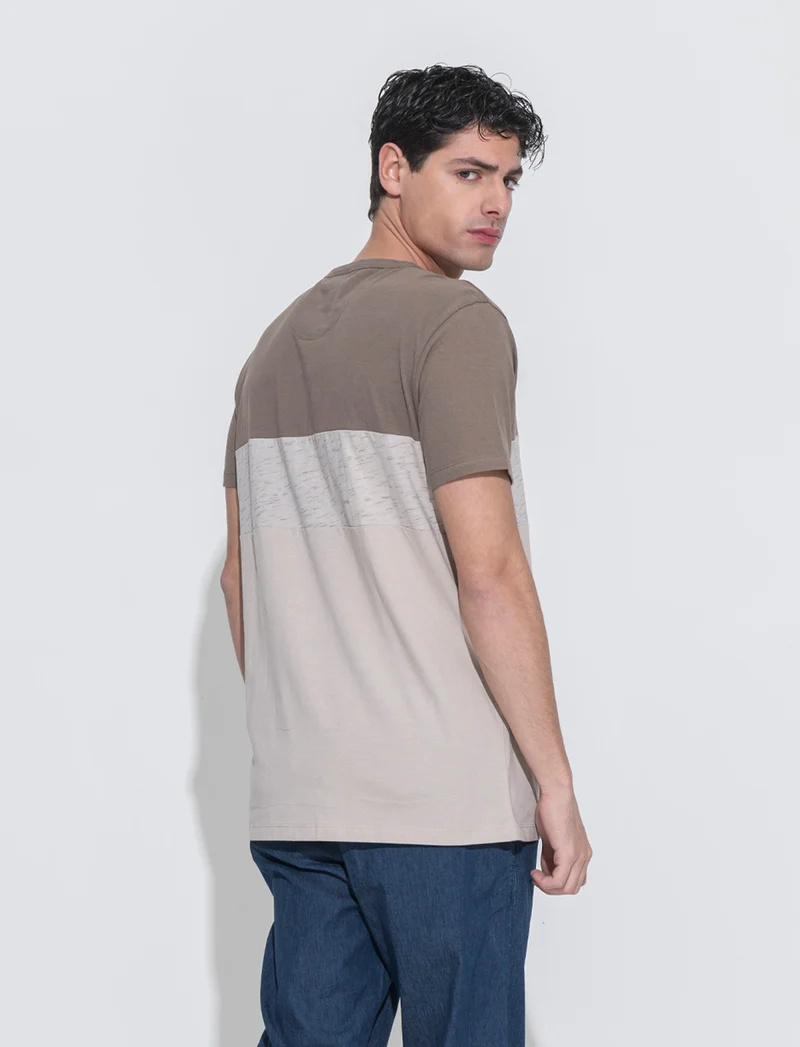 T-shirt con taschino da uomo - Grigio fango
