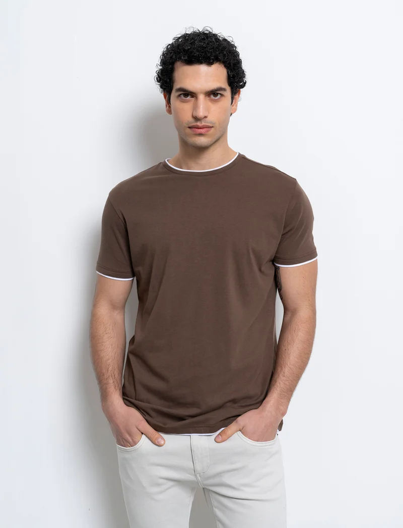 T-shirt in cotone con orli a contrasto da uomo - Moro