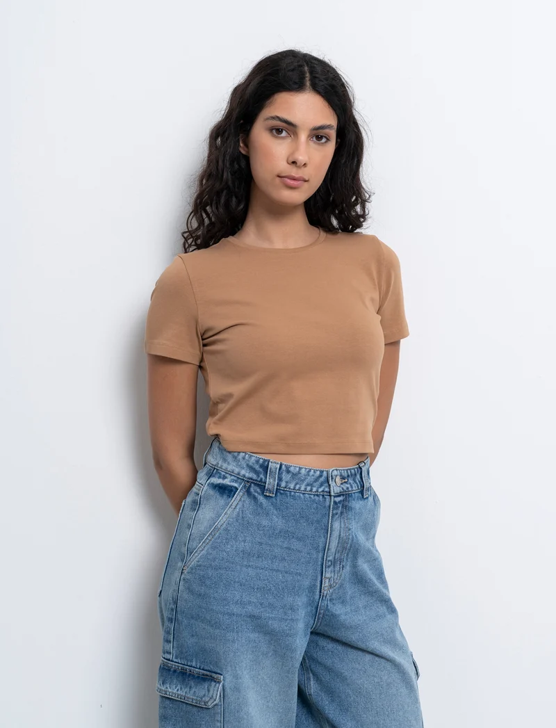 T-shirt basica crop da donna - Caramello