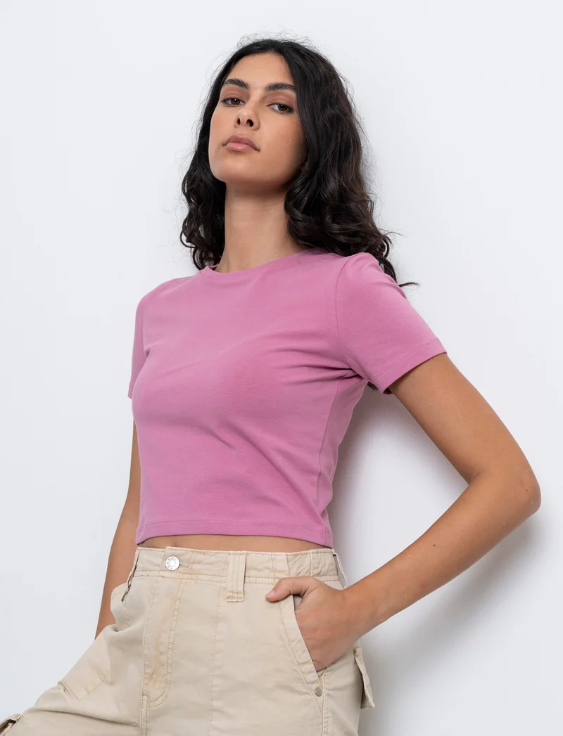 T-shirt basica crop da donna - Rosa polvere